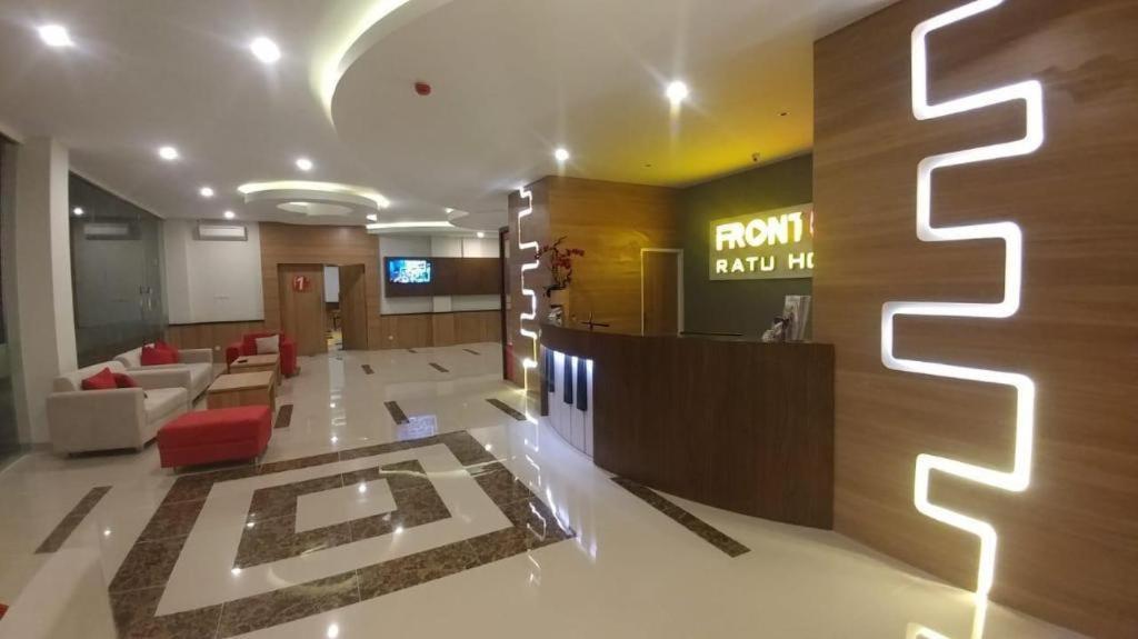 Front One Hotel Nganjuk Екстериор снимка